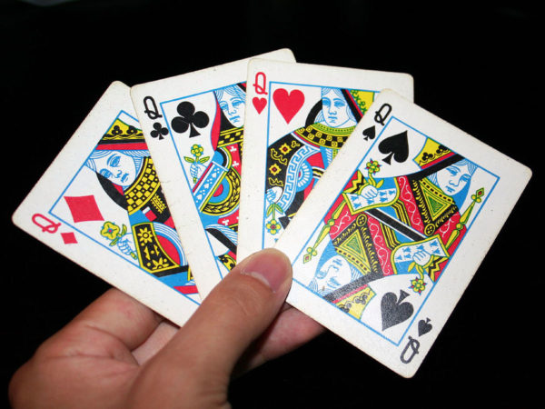 FOUR QUEENS CARDS MAGIC TRICK